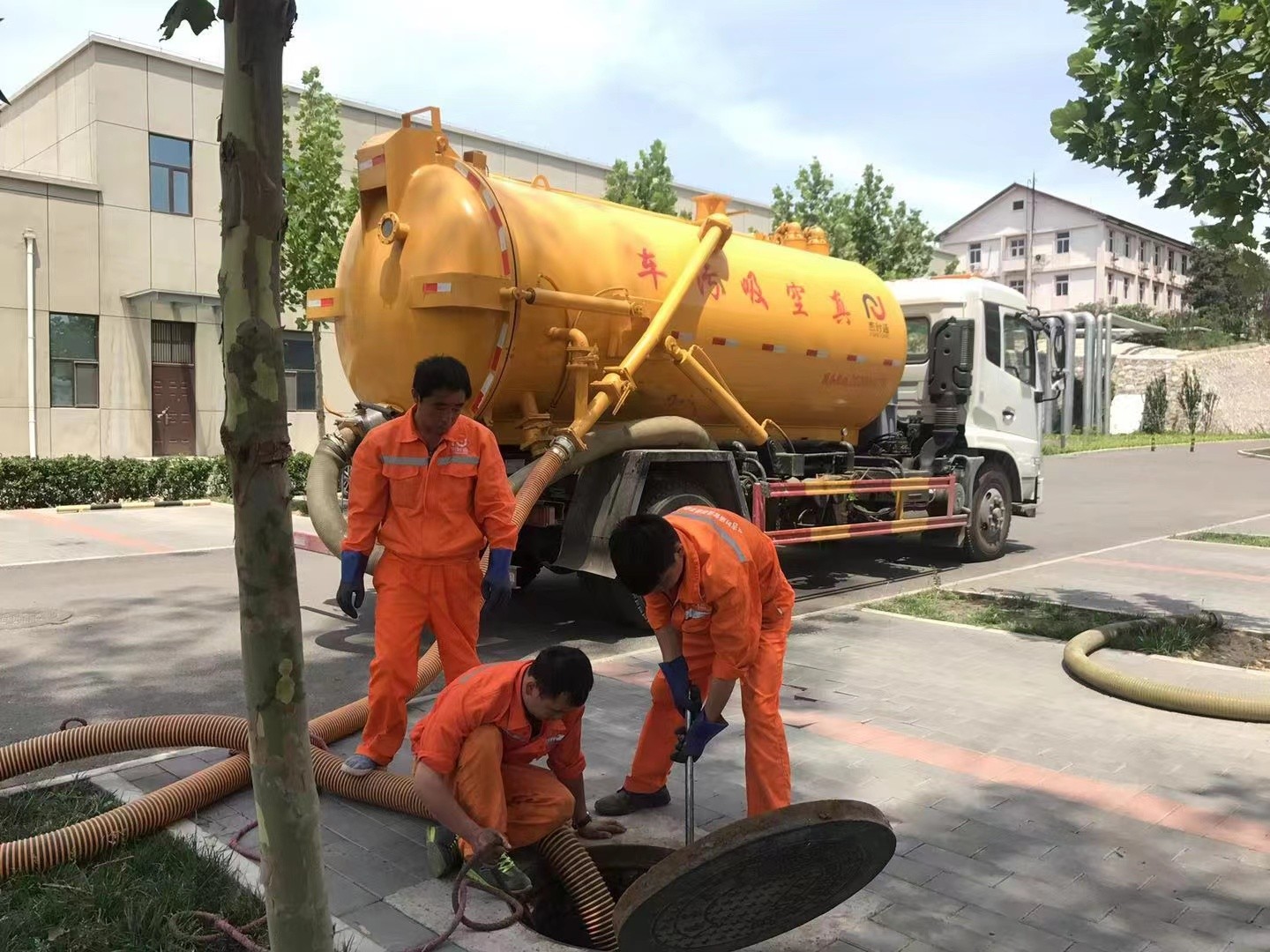 神池管道疏通车停在窨井附近